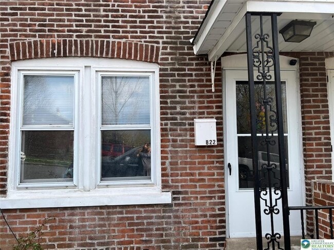 Photo - 822 E 8th St