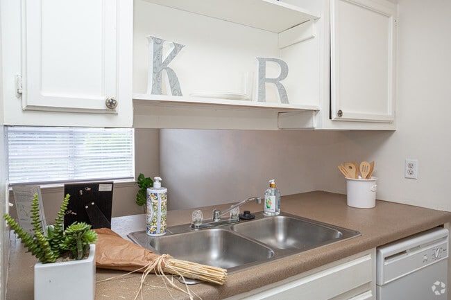 1 BR, 1 BA - 599 SF - Kenilworth Ridge... A Hidden Jewel!