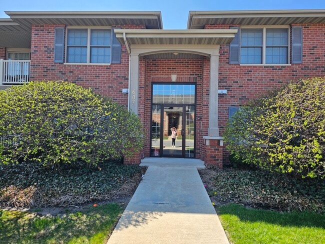 Building Photo - 607 Cambridge Ct Unit 1b