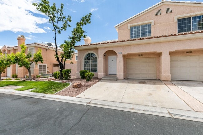 Building Photo - Upgraded and modern townhome with 2 primary suites - Cheyenne and Durango