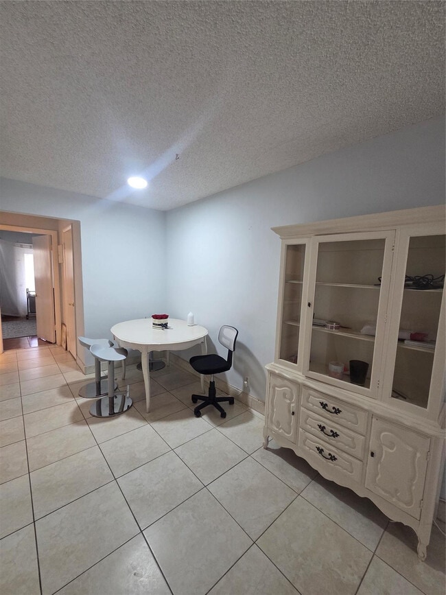 Photo - 2000 NE 51st Ct Unidad 208