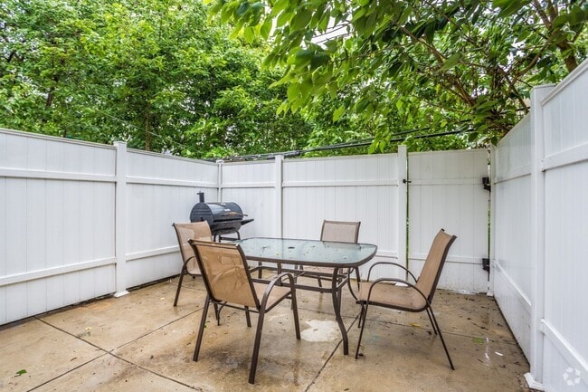 Building Photo - AMAZING 3 Bedrooms 2 Bath + Den in Univers... Rental