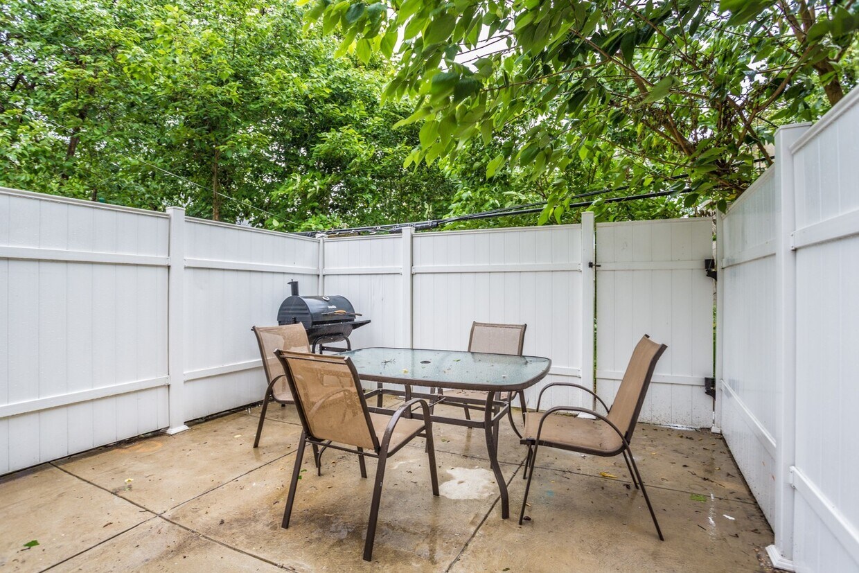 AMAZING 3 Bedrooms 2 Bath + Den in Univers... - AMAZING 3 Bedrooms 2 Bath + Den in Univers...