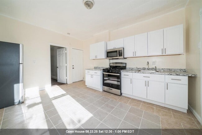 Photo - 68 Rose Ave Unidad 1L Rental