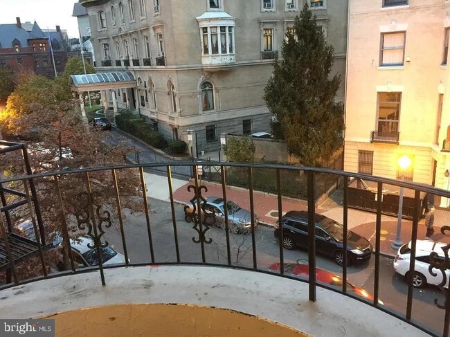 Building Photo - 1504 21st St NW Unit PH