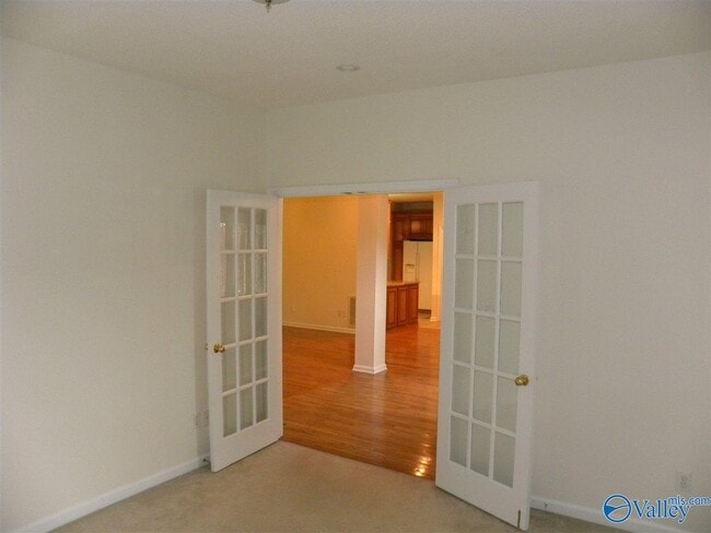 Photo - 104 Nobleton Ln NW