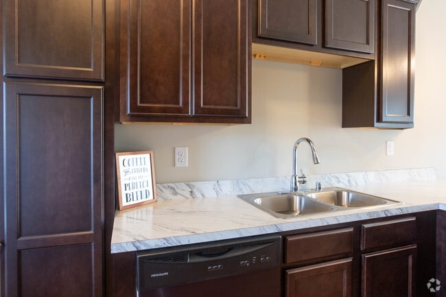2BR, 2BA - 920 SF - Kitchen