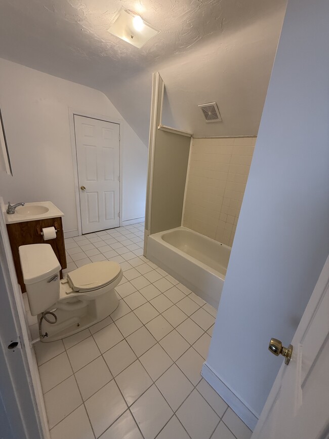 bathroom - 236 Mason St Unit Third floor