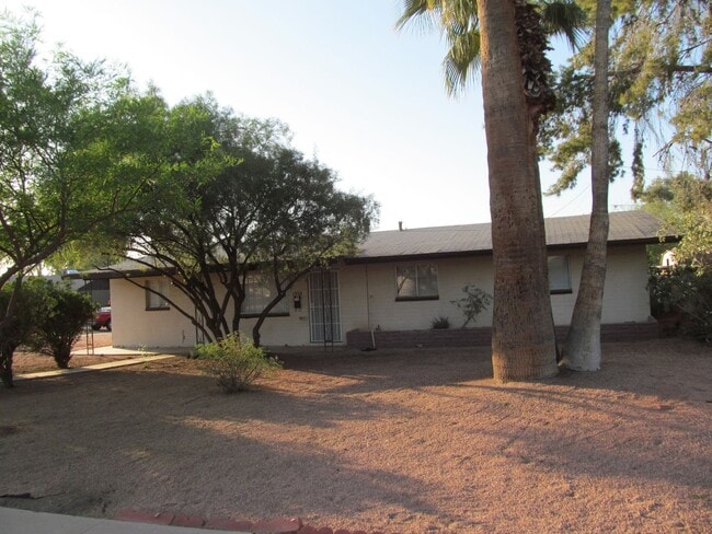 Photo - Available June, 2026  ASU   REMODELED -  5BR/2BA HOUSE SWIMMING POOL, BUILT IN FIRE-PIT,  BEAUTIF...