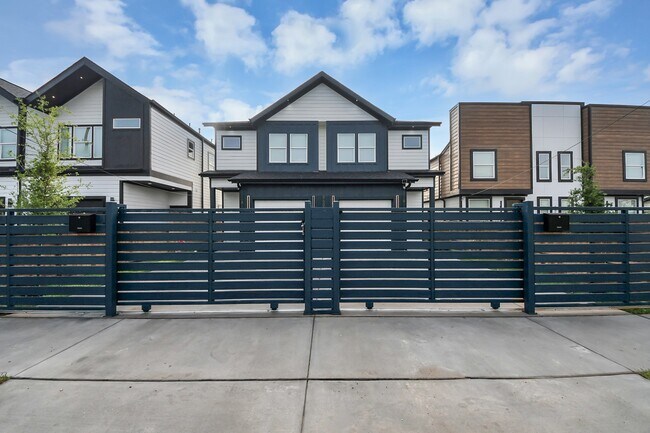 Photo - 8601 Amadwe St