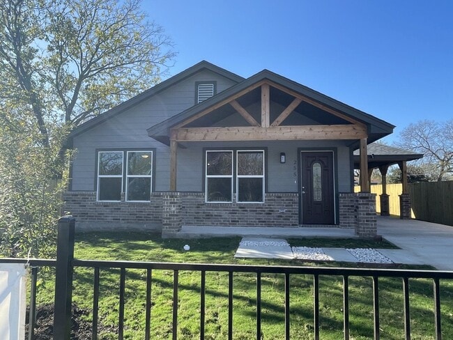 Building Photo - *COMING SOON* Modern Home With Covered Patio & Fenced Yard!