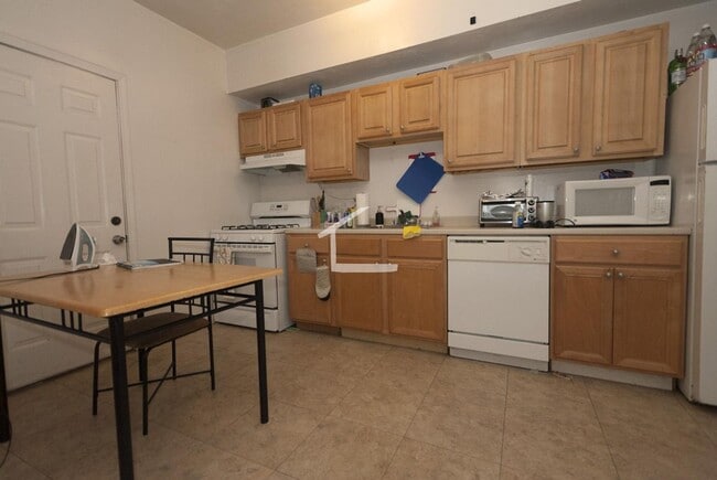 Building Photo - Great 3 bedroom close to BU and the green line