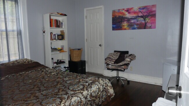 Furnished bedroom - 1065 Atlantic Dr NW Unit A1