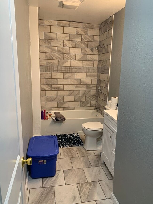 Building Photo - 903 E Carson St Unit 903 E Carson st  two