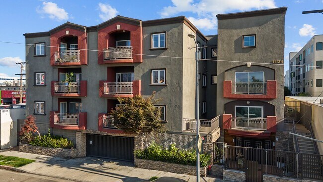 Building Photo - Amazing 2 Bed Condo in Noho! Unit 106