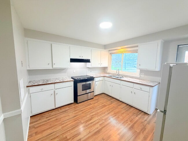 Photo - "Charming Saginaw Duplex: Spacious 2-Bedroom Haven with Gleaming Hardwood Floors!"