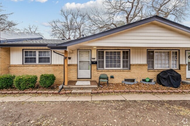 Building Photo - Roomy 2 Bedroom With Basement Rental