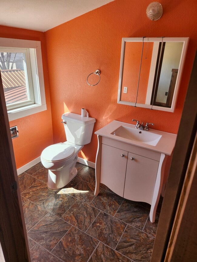 Building Photo - 301 W Butternut St