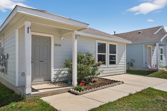 Modern 3-Bed Home with Fenced Yard and Private Balcony in San Antonio – $1,600/mo