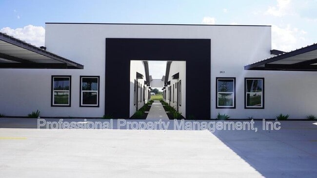 Building Photo - 2813 Bravo Rd Unit C