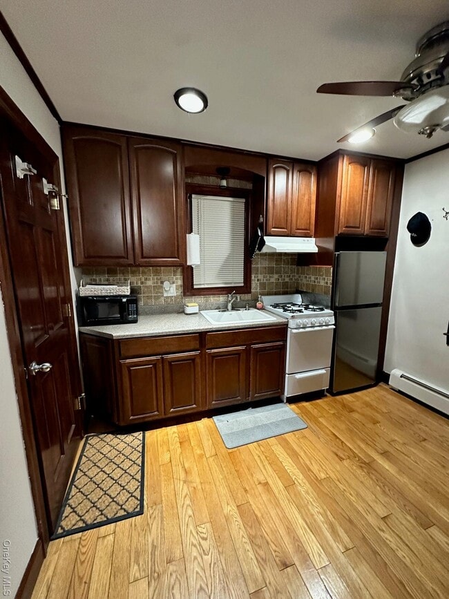 Building Photo - 2576 Parkview Pl