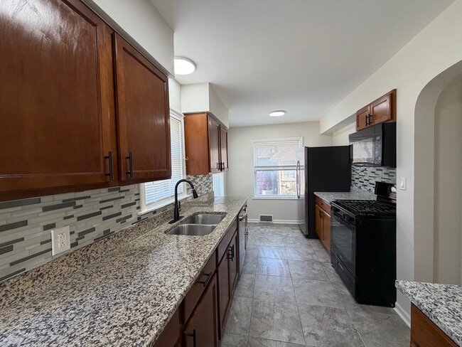 Photo - 1822 W 187th St