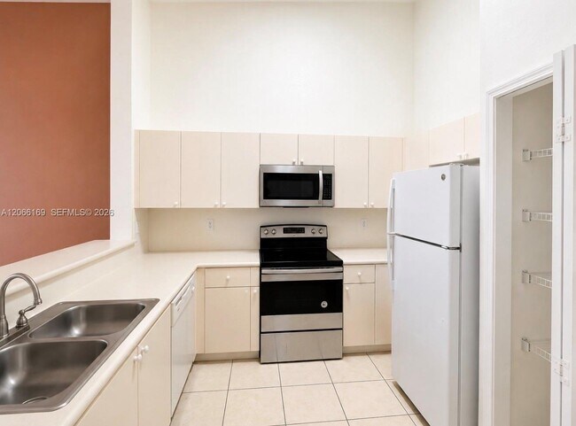 Building Photo - 2811 SE 17th Ave Unit 206
