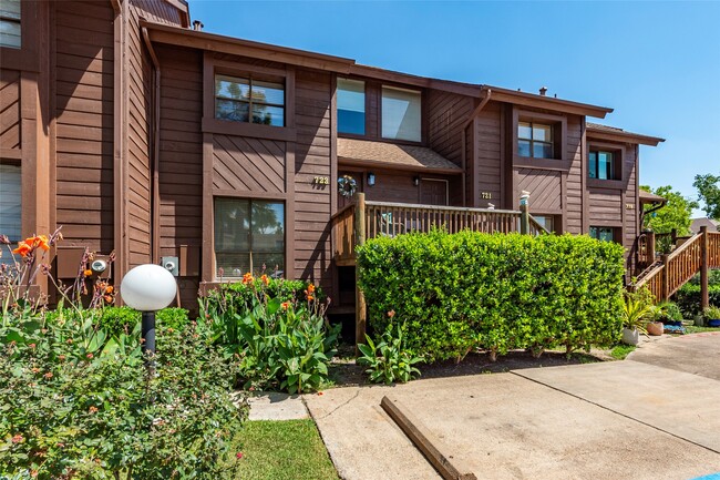 Photo - 723 Davis Rd