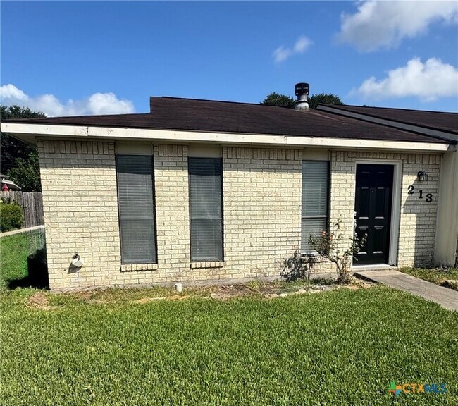 Building Photo - 213 Versailles St