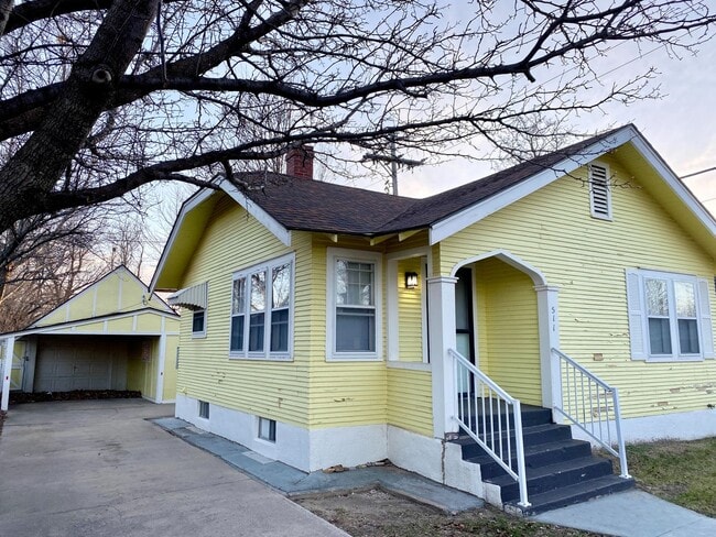 Building Photo - 1 bedroom home w/ fenced in yard