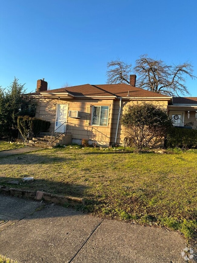 Building Photo - 3 Bedroom 1 bath house