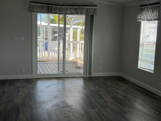 Photo - 160 4th St W
