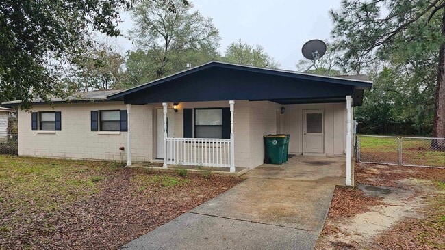 Photo - 513 Woodrow St NE