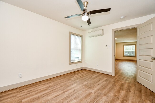 Building Photo - 1009 Enid St Unit 1