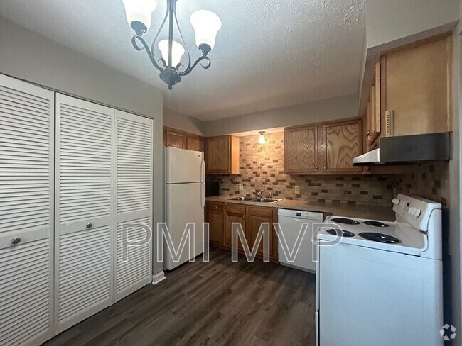 Building Photo - 912 S Spring Rd Rental