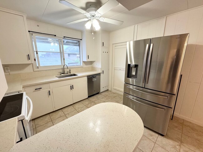 Move in ready 3 bedroom w/ parking near Li... - Move in ready 3 bedroom w/ parking near Li... House