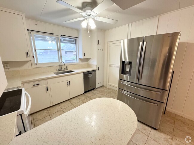 Building Photo - Move in ready 3 bedroom w/ parking near Li... Rental