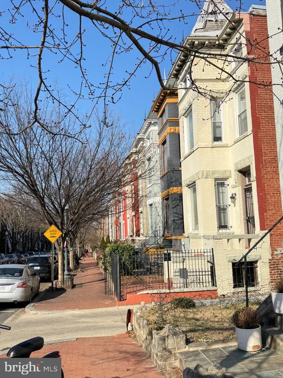 Photo - 15 Seaton Pl NW