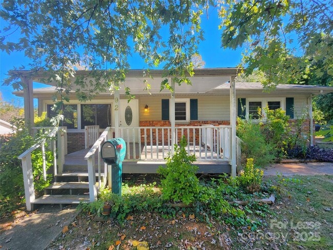 Building Photo - 92 Lawndale Ave SE