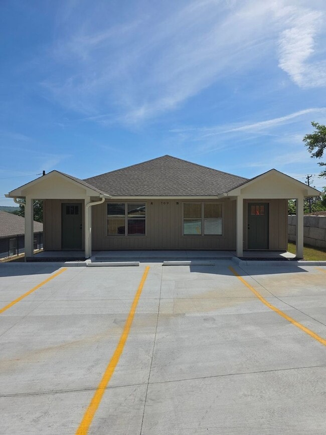 Building Photo - 709 W 12th St Unit B