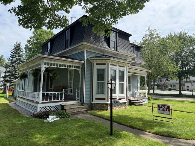 Photo - 325 S Main St