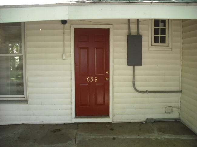 Building Photo - LARGE DOWNSTAIRS 1 Bedroom apartment Unit 639 Apt. 1