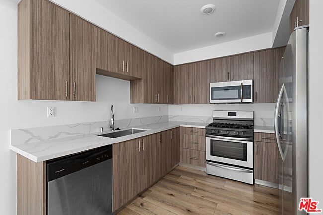 Photo - 5229 Willowcrest Ave Unidad 402