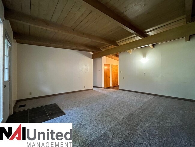 Building Photo - Three bedroom, one bathroom duplex for rent Rental