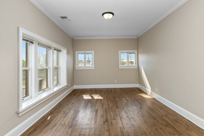 Photo - 835 Cherry St SE