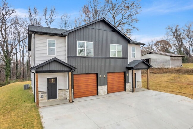 Photo - Updated 3-Bedroom, 2.5-Bathroom Townhome Gem in Landrum Unidad A