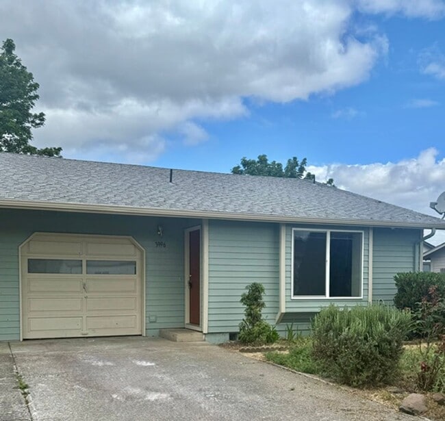 Building Photo - Charming Pet Friendly 2 Bedroom Duplex With Fenced Yard In Quiet Neighborhood!