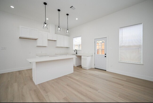 Photo - 8203 Sparta St