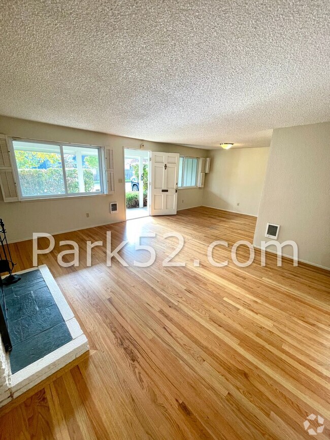 Building Photo - $500 Off First Full Month! 3 Bedroom Rambl... Rental