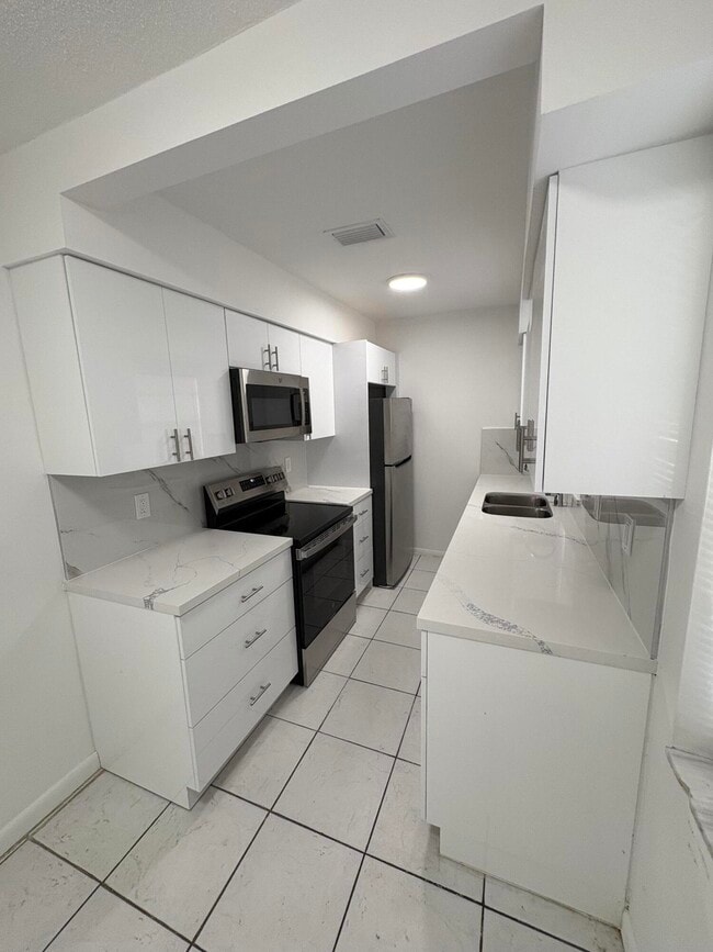 Building Photo - 4031 NW 30th Terrace Unit 1